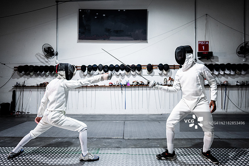 男性在健身俱乐部练习击剑图片素材