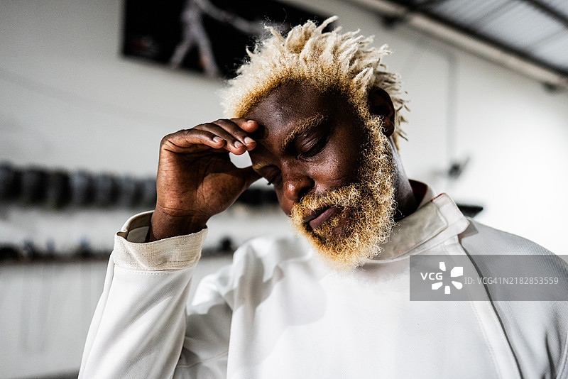 中年男子在击剑比赛后感到失望图片素材