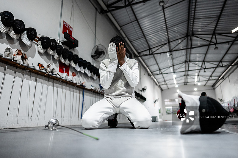 失望的少年在击剑比赛后图片素材