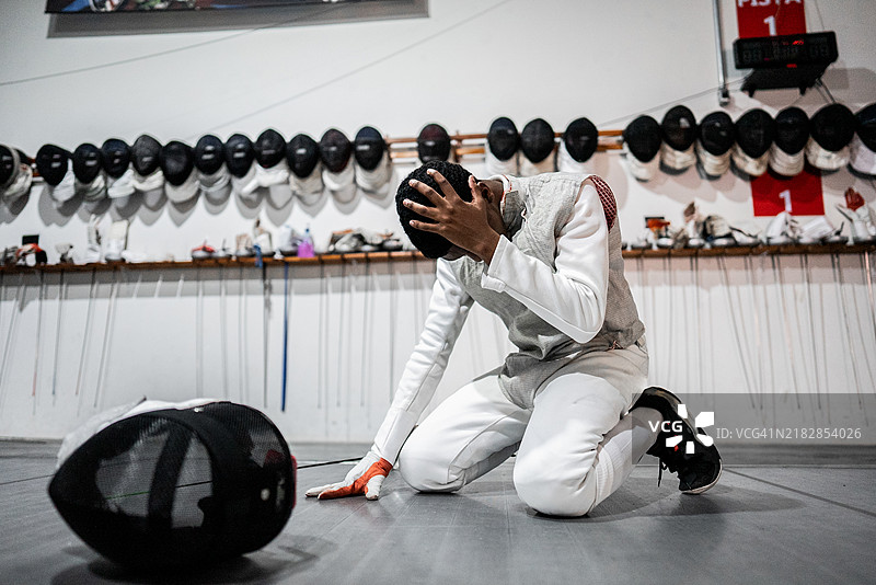 青少年男孩在击剑比赛后感到失望图片素材