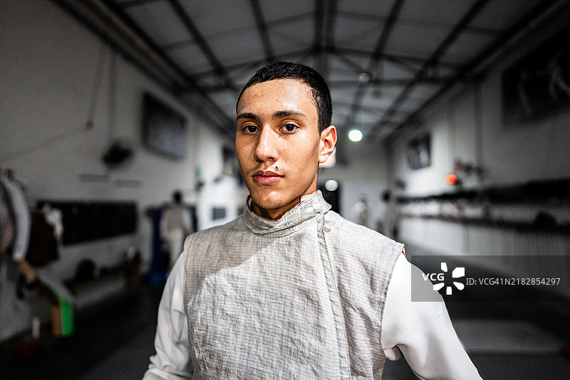 一名青少年男孩练习击剑的肖像图片素材