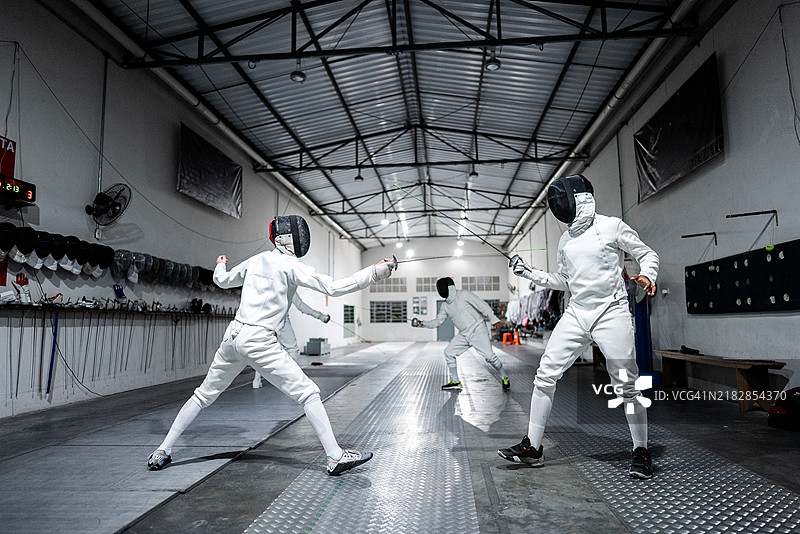 男性在健身俱乐部练习击剑图片素材