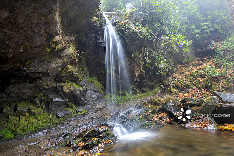 烟雾缭绕的山脉国家公园瀑布图片素材