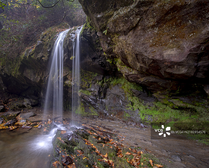 烟雾缭绕的山脉国家公园瀑布图片素材