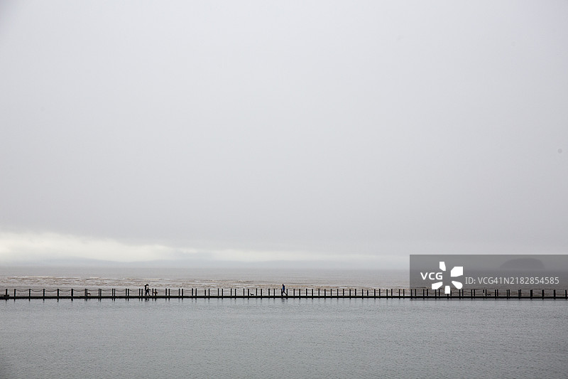 韦斯顿超级梅尔的海洋湖堤道图片素材