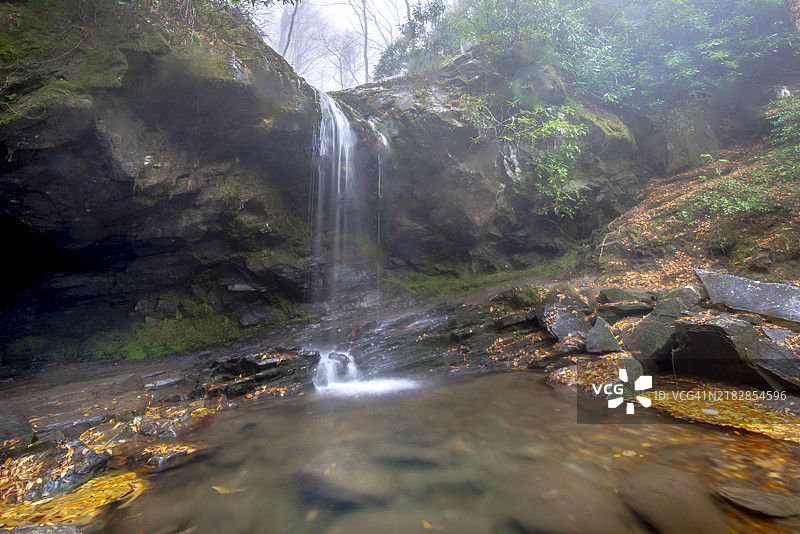 烟雾缭绕的山脉国家公园瀑布图片素材