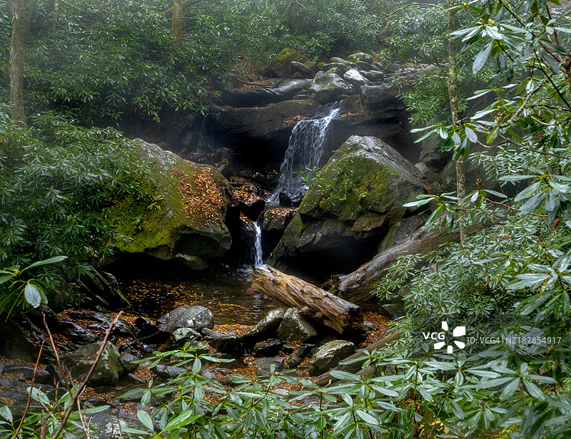 烟雾缭绕的山脉国家公园瀑布图片素材