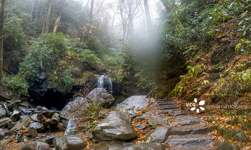 烟雾缭绕的山脉国家公园瀑布图片素材