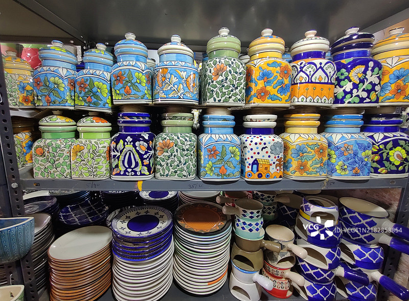 商店里出售美丽多彩的手工陶瓷器皿图片素材