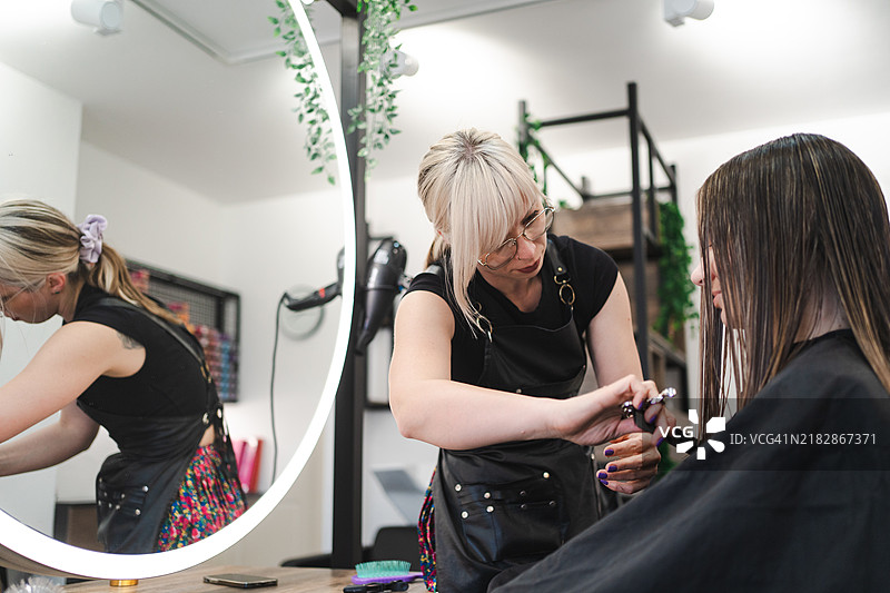 专业发型师的理发图片素材