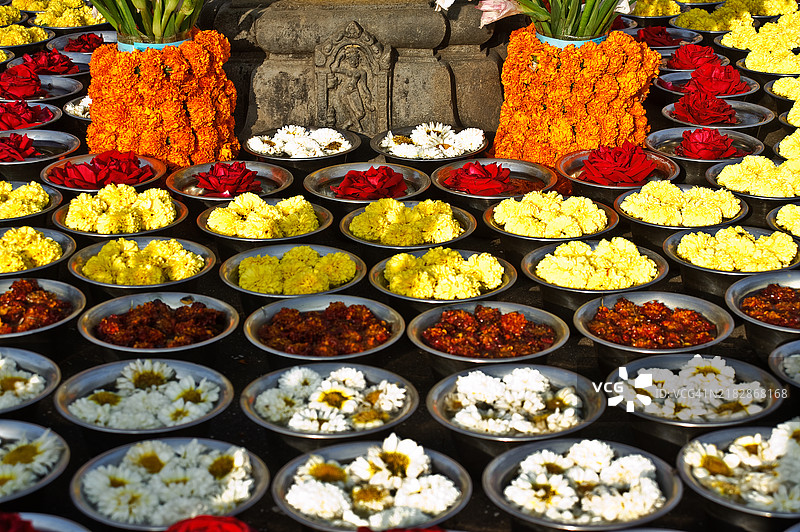 佛教寺庙中的花卉供品图片素材