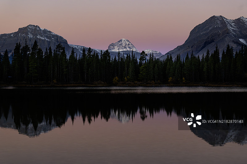 湖泊和山脉上的阿尔卑斯光辉图片素材