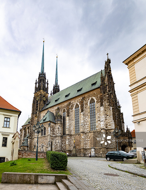 布尔诺的圣彼得和圣保罗大教堂尖塔高耸入云图片素材