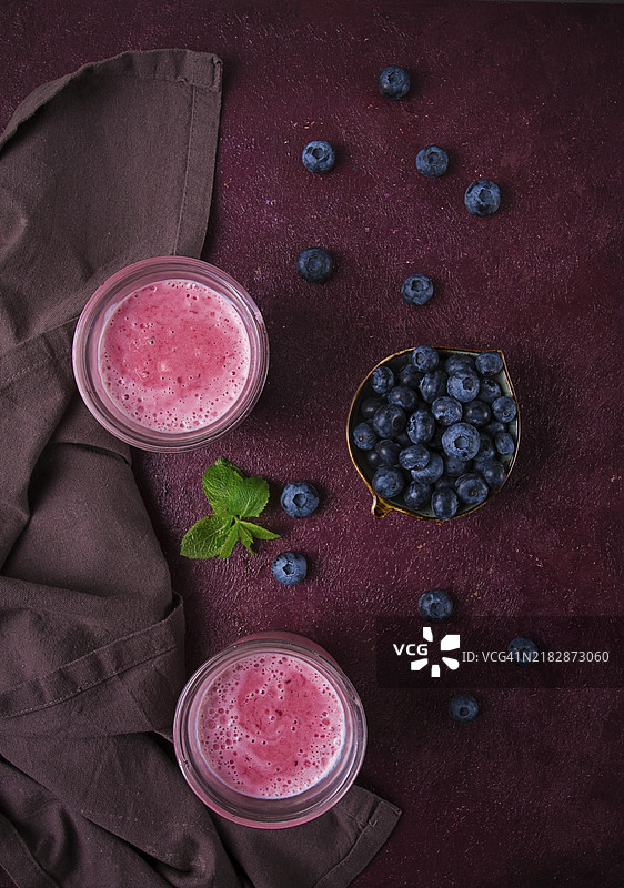 蓝莓自制早餐饮品，玻璃杯盛装，俯视图，无人。图片素材