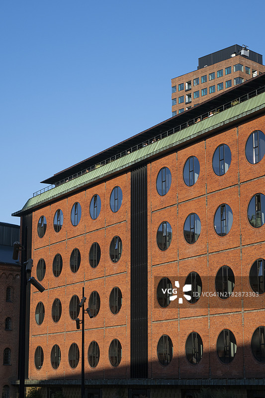 现代砖砌外立面，圆形窗户，现代建筑，哥本哈根卡尔斯堡区，丹麦，欧洲图片素材