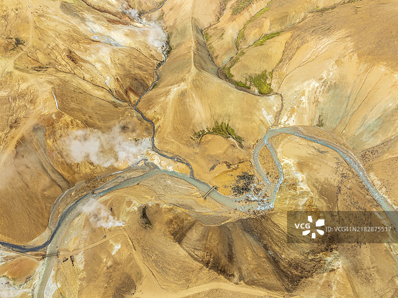 蒸汽腾腾的温泉和五彩斑斓的火山岩山脉，鸟瞰图，赫维达利尔地热区，凯尔林加菲尔，冰岛高地，冰岛，欧洲图片素材