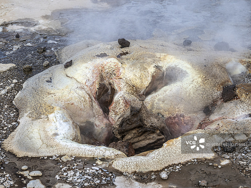 冰岛赫瓦拉维利尔地热区的温泉Eyvindarhver图片素材