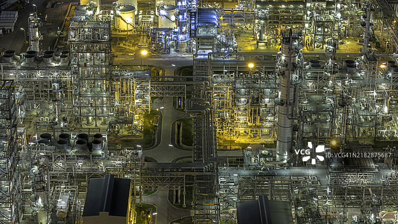 夜间石化工业炼油厂的鸟瞰图。图片素材