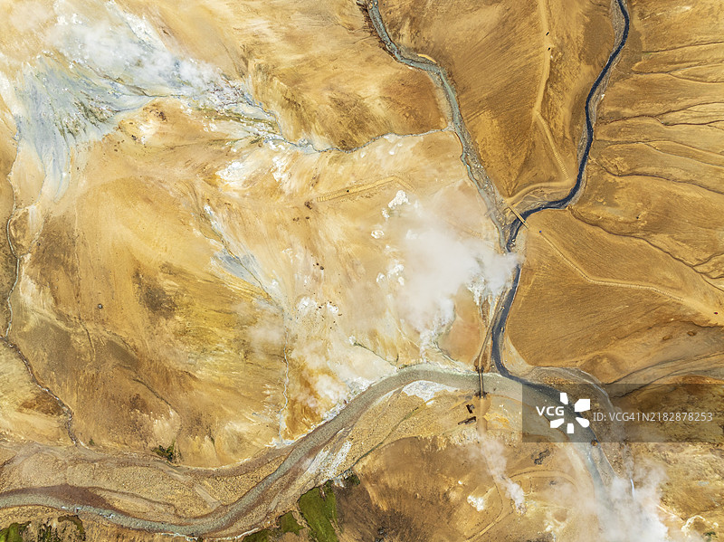 蒸汽腾腾的温泉和五彩斑斓的火山岩山脉，鸟瞰图，赫维达利尔地热区，凯尔林加菲尔，冰岛高地，冰岛，欧洲图片素材