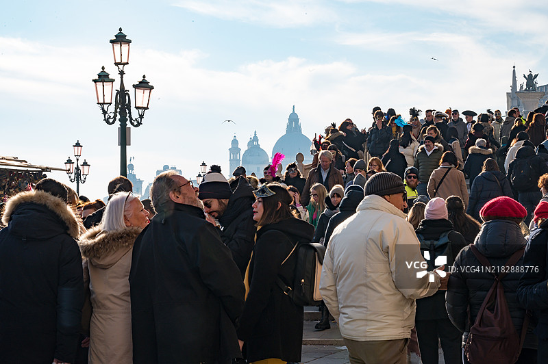 威尼斯狂欢节期间的过度旅游图片素材