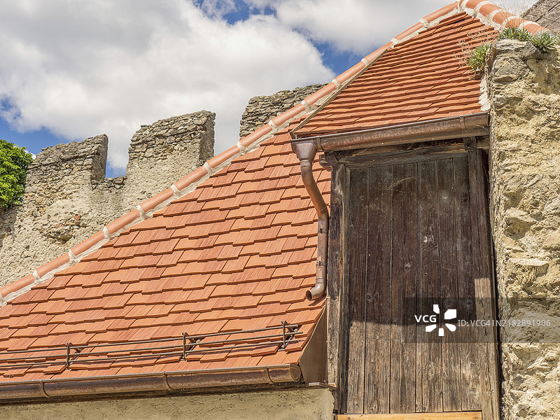 一座古老建筑的一部分，红色瓦屋顶和灰色石墙，位于奥地利瓦豪的杜尔斯坦，丹麦河，欧洲图片素材