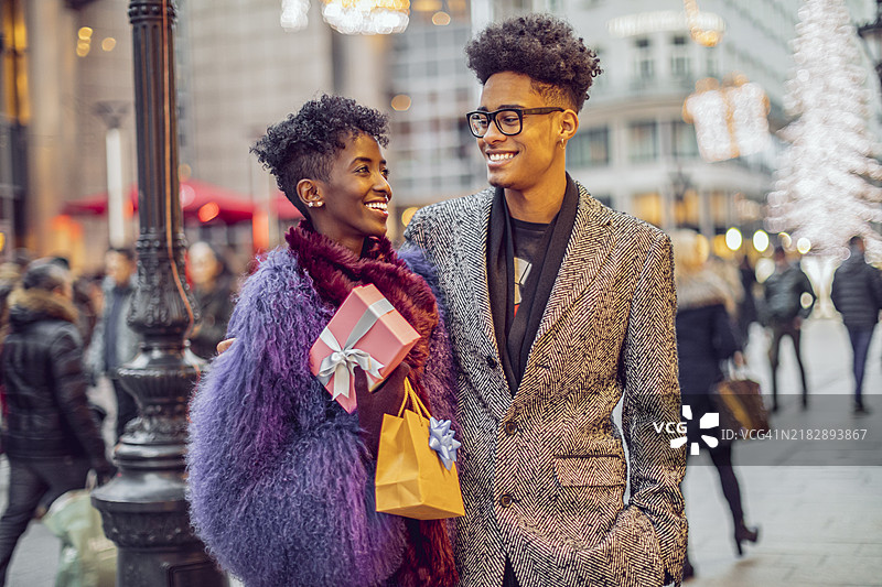 年轻情侣正在拆开圣诞礼物图片素材