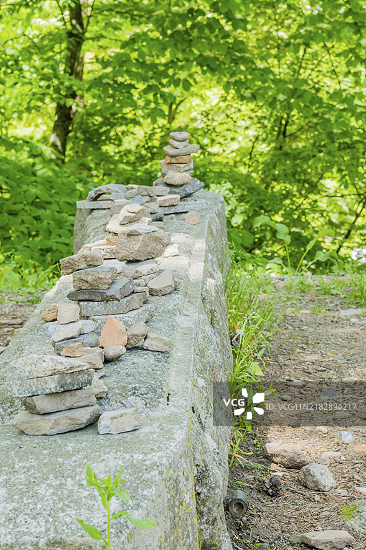 韩国山林公园混凝土墙上的卵石堆叠图片素材