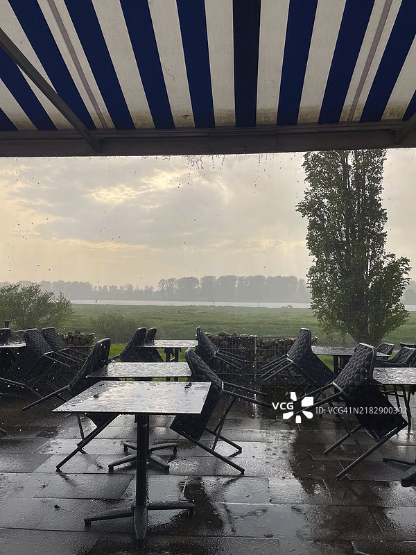 德国杜塞尔多夫莱茵河畔餐厅露台上的雷暴和雨滴图片素材