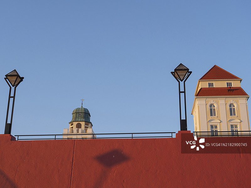 城市风景中，建筑物和街灯在晴朗的天空和日落氛围下，德国吕根岛的滨兹，波罗的海。图片素材