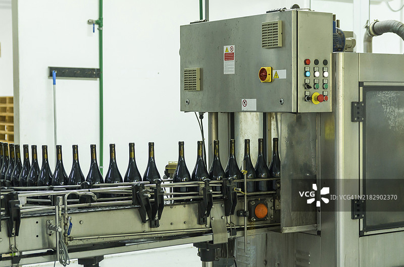 葡萄酒生产机器，正在灌装瓶子。工业生产图片素材