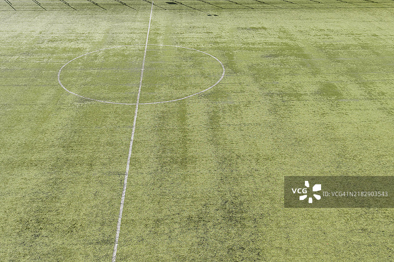 伊斯坦布尔，土耳其阳光明媚的绿色足球场上的中场线图片素材