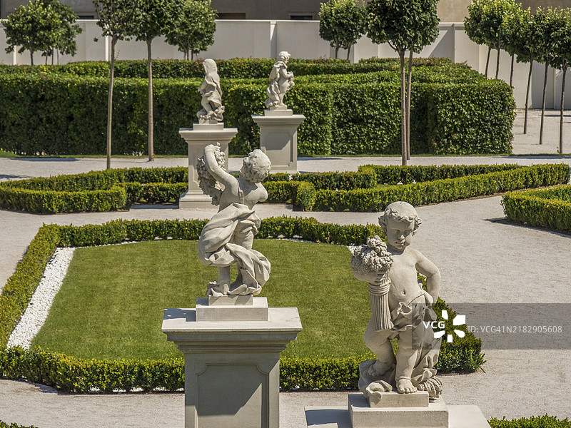 巴洛克风格的花园，装饰华丽的雕像和修剪整齐的树篱，在明媚的阳光下，布拉迪斯拉发，斯洛伐克图片素材