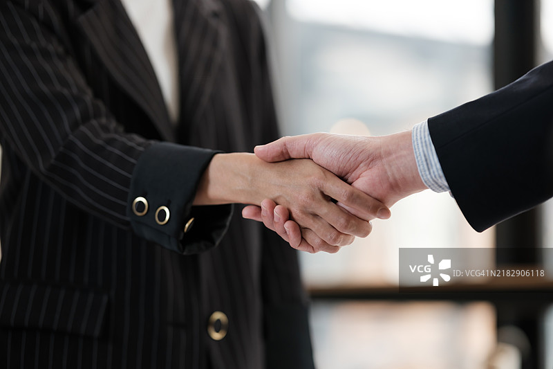 两个人在商务场合握手图片素材
