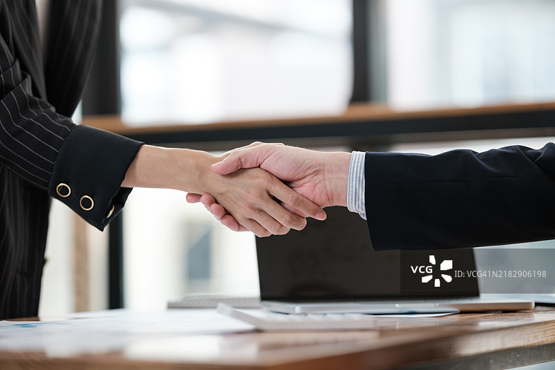 两个人在商务场合握手图片素材