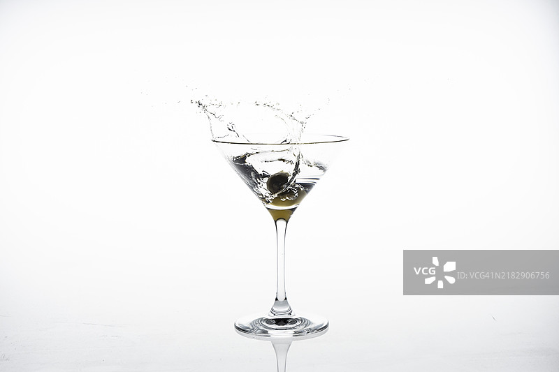 马提尼鸡尾酒，白色背景，摄影棚拍摄图片素材