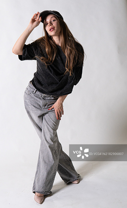 时尚年轻女性的肖像，穿着休闲宽松的衣服图片素材