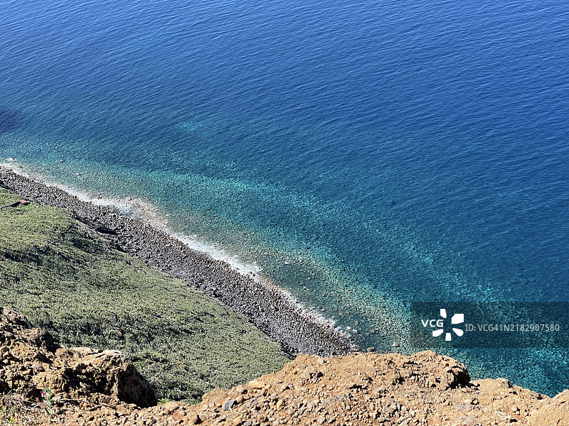 高角度俯瞰葡萄牙马德拉岛卡尔赫塔的海滩图片素材