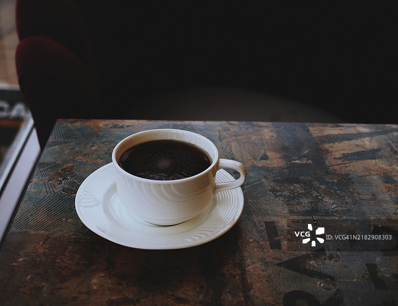 桌子上的咖啡杯特写，印度奥里萨邦布巴内斯瓦尔图片素材