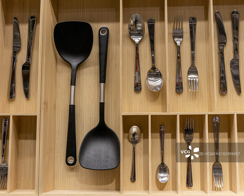 木盒中的餐具图片素材