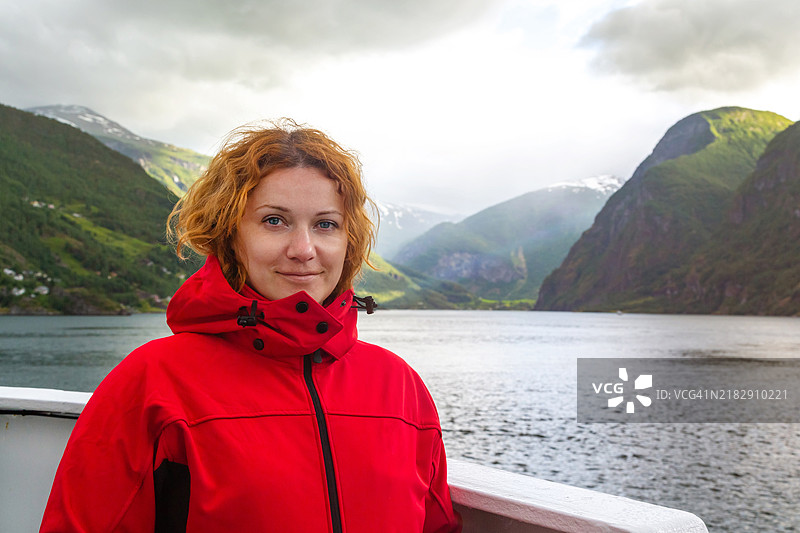 站在湖泊和山脉前的女性肖像图片素材