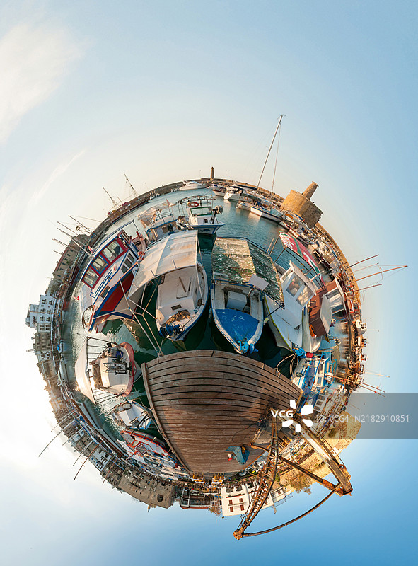 塞浦路斯基尔尼亚港的渔船图片素材