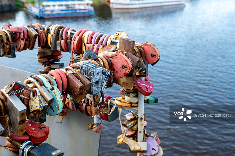 带有名字和日期的爱情锁，婚礼期间悬挂锁的传统图片素材