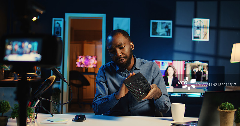 年轻男子制作化妆教程图片素材