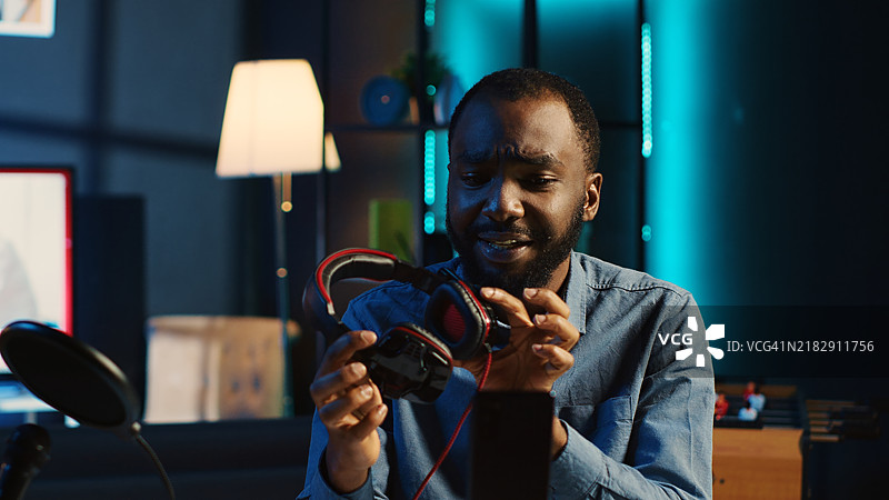 男子评测RGB灯光游戏外设图片素材