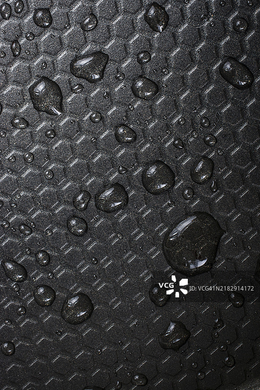 金属背景上的水滴与几何图案图片素材