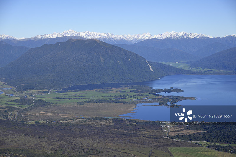 新西兰西海岸莫阿纳定居点及布伦纳湖的航拍图图片素材