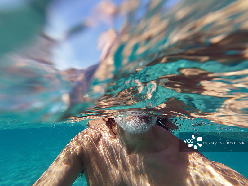 无法辨认的成熟男性在水下图片素材