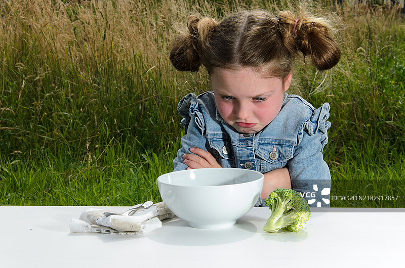 小女孩拒绝吃东西图片素材
