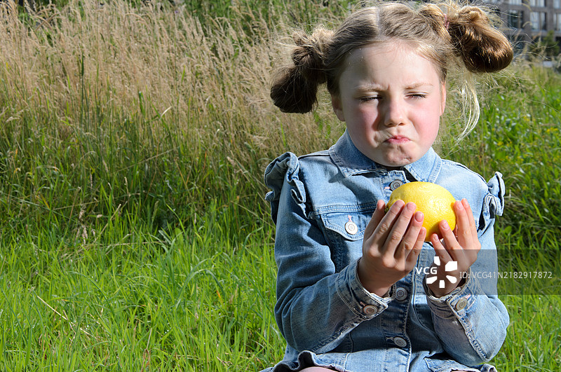 一个酸酸的柠檬和一个六岁的女孩图片素材