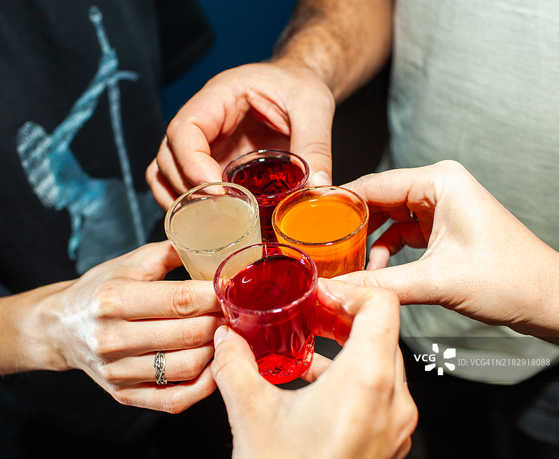 人们举杯庆祝的中段画面图片素材